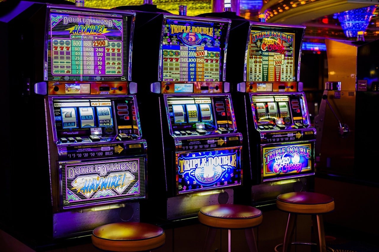 Permainan slot online dan live casino dengan dealer langsung